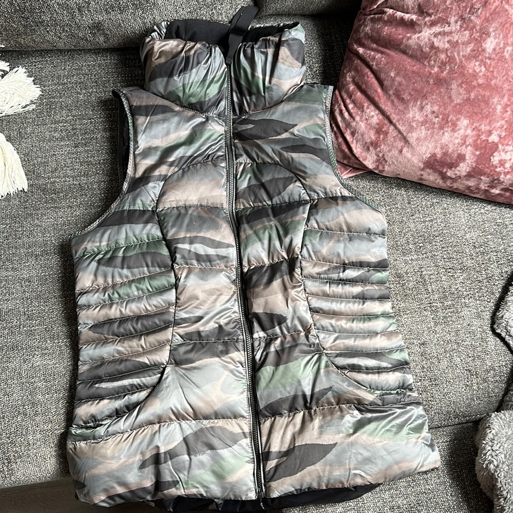 Lululemon Down vest size 8 EUC